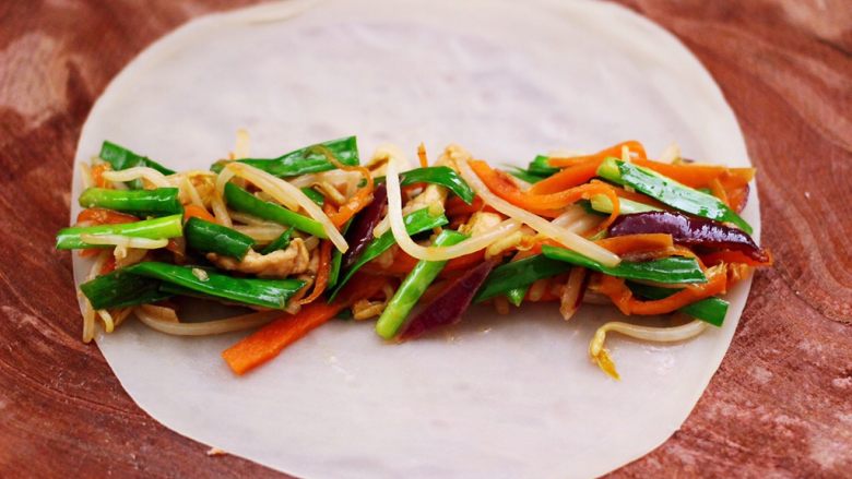 三丝春卷~饺子皮版,把炒好的三丝,铺到蒸熟的春卷皮上。