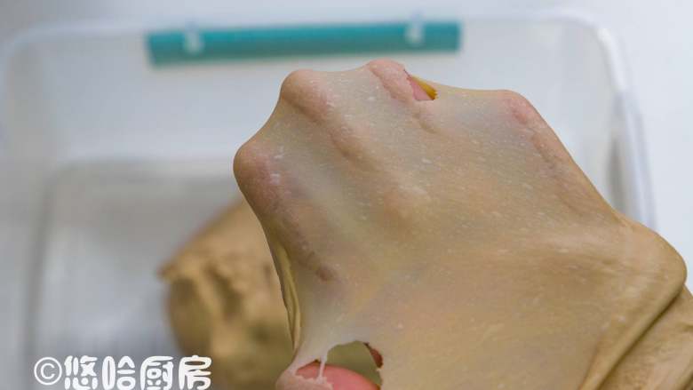 红糖黑啤酒面包,30分钟后打好的面团拉开看看,面膜效果不错。