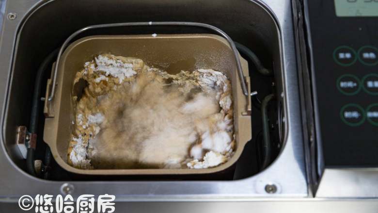 红糖黑啤酒面包,开动面包机的和面功能,一个程序下来30分钟,看到面粉成团后放盐,余下的面包机自动运行