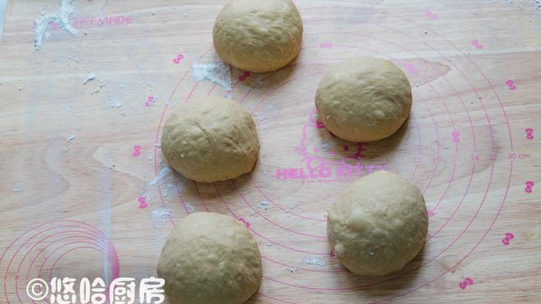 红糖黑啤酒面包,室温23度,发酵一个半小时还多,发酵后的面团取出至案板上,撒粉防粘,平均分成5份滚圆,盖保鲜膜醒发20分钟。