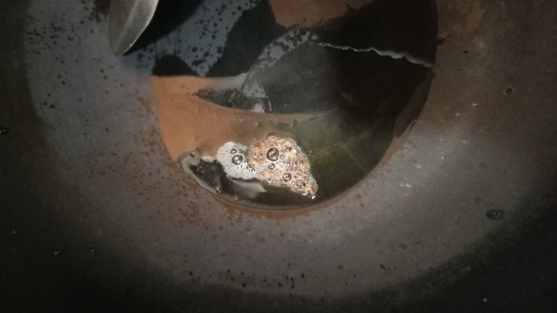 凉拌拍黄瓜,热锅放少少的油,油热后放入花椒粒,小火煸出香味后,捞出花椒粒不要。