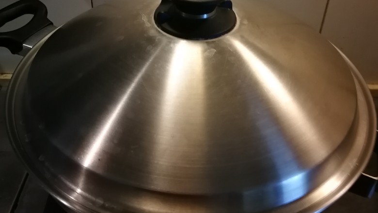 蒸黄鱼,蒸锅水开后放入鱼 大火蒸制12分钟