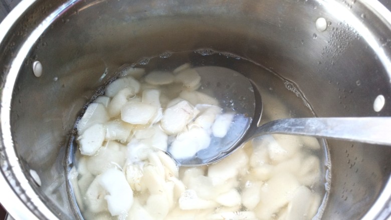 木耳荸荠炒肉片,焯水后,捞出过凉水。