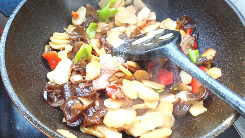 木耳荸荠炒肉片,在放入木耳,盐,<a style='color:red;display:inline-block;' href='/shicai/ 717'>味精</a>翻炒片刻出锅装盘