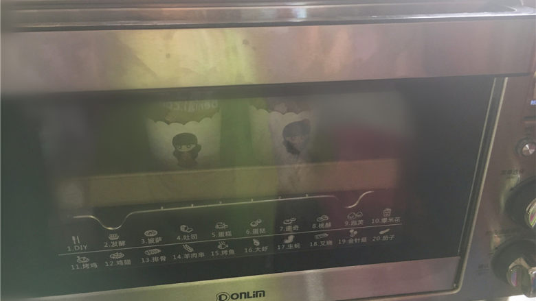 巧克力杯子蛋糕,倒入纸杯内,装8分满,震几下。放预热160度烤箱,烤25分钟左右。
出炉后把烤盘拿出来震几下。