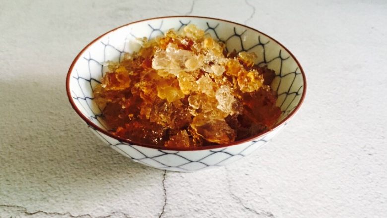 桃胶皂角米雪燕紫薯羹,桃胶泡发12小时,满满的一碗,挑去杂质