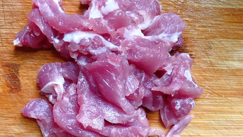 洋葱炒胡萝卜,食材处理:
将猪肉切成小片备用