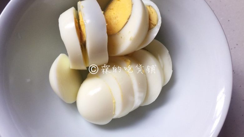 香煎巴沙鱼南瓜藜麦沙拉,<a style='color:red;display:inline-block;' href='/shicai/ 9'>鸡蛋</a>煮熟,切成片。