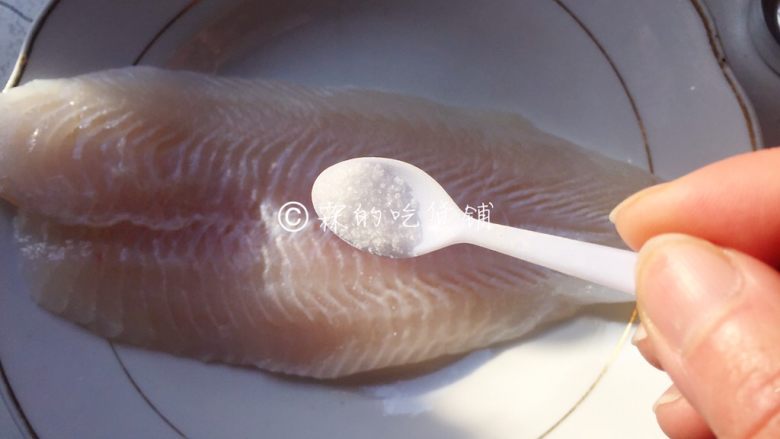 香煎巴沙鱼南瓜藜麦沙拉,撒上盐,正反面都要撒。