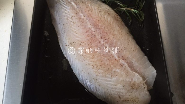 香煎巴沙鱼南瓜藜麦沙拉,再把鱼放入,煎熟后切块。
