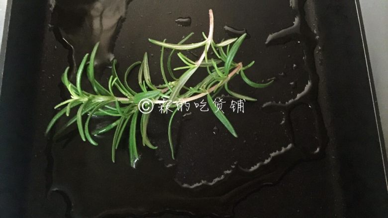 香煎巴沙鱼南瓜藜麦沙拉,煎锅里放橄榄油或黄油(都没有的话,就忽略,就用平时家里炒菜的油吧。),把迷迭香先放进去煎出香味。