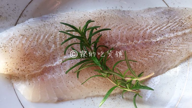 香煎巴沙鱼南瓜藜麦沙拉,再撒上点黑胡椒粉,腌制十分钟左右,顺手准备好<a style='color:red;display:inline-block;' href='/shicai/ 832'>迷迭香</a>。