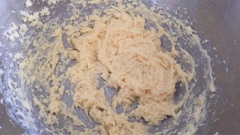 花型玻璃心饼干,使鸡蛋和黄油完全融合,成为膨松轻盈的状态;