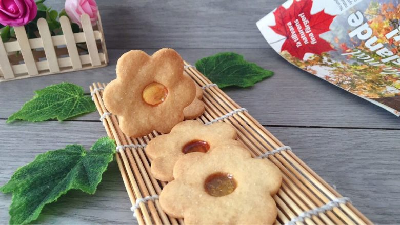 花型玻璃心饼干,完全冷却后,从烤盘纸上取下来食用!
