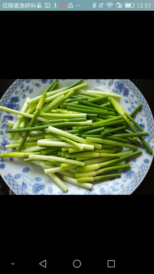 蒜薹炒肉丝,将蒜薹切成均匀的段然后洗净备用