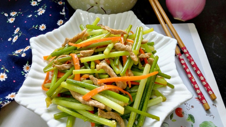 蒜薹炒肉丝,拍上成品图,一道清甜美味的蒜薹炒肉丝就完成了。