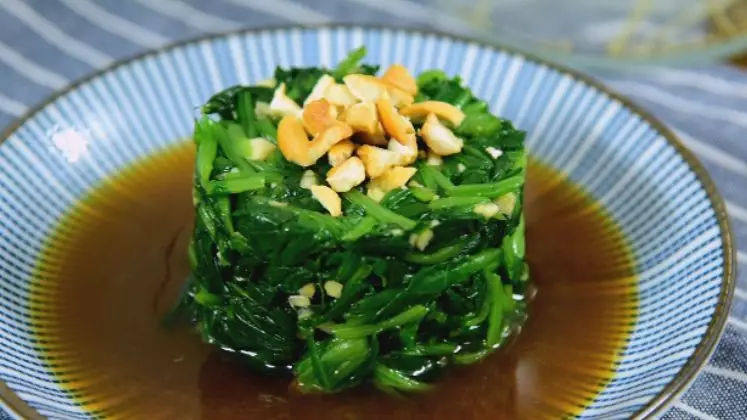 春天我们来一道凉拌菜——腰果拌菠菜,.放入模具中按压成型