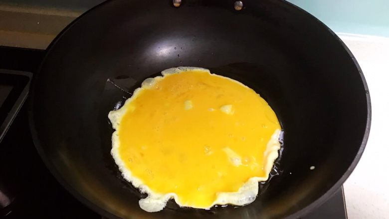10分钟快手菜 鸡蛋炒蒜台,油烧热后加入鸡蛋液