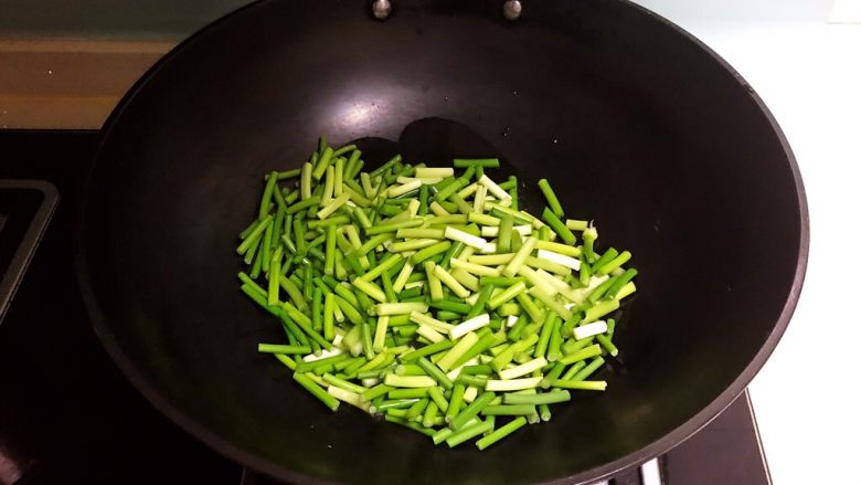 10分钟快手菜 鸡蛋炒蒜台,油烧热后加入蒜台