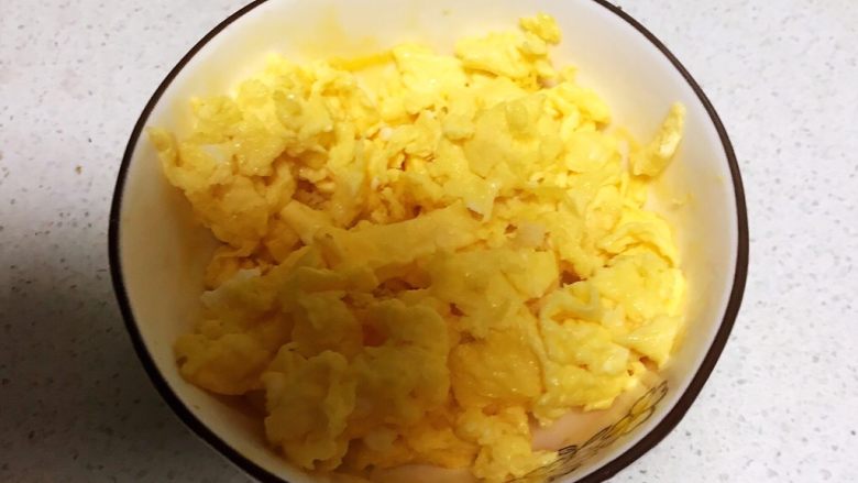 10分钟快手菜 鸡蛋炒蒜台,把炒好的鸡蛋盛出来