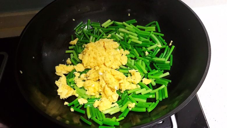 10分钟快手菜 鸡蛋炒蒜台,加入炒好的鸡蛋