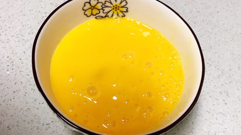 10分钟快手菜 鸡蛋炒蒜台,把鸡蛋液打入碗中,调匀