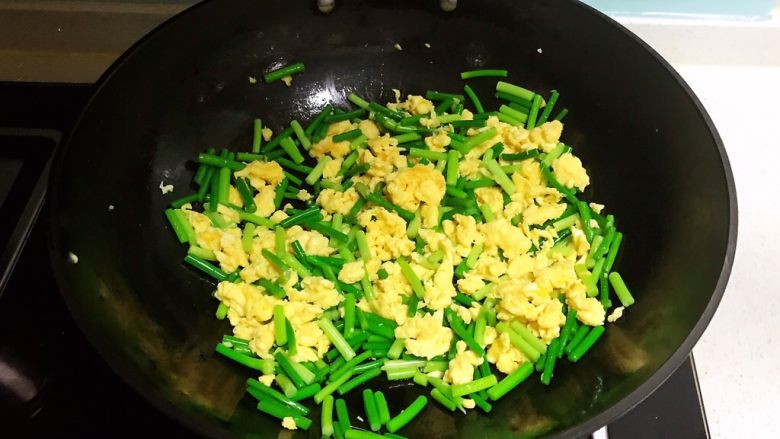 10分钟快手菜 鸡蛋炒蒜台,翻炒均匀