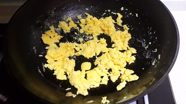 10分钟快手菜 鸡蛋炒蒜台,翻炒成小蛋块
