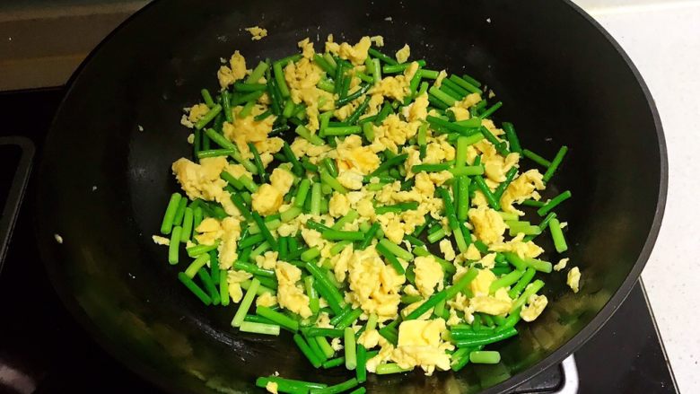 10分钟快手菜 鸡蛋炒蒜台,翻炒均匀即可