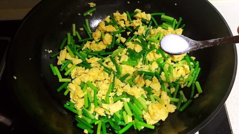 10分钟快手菜 鸡蛋炒蒜台,加入精盐