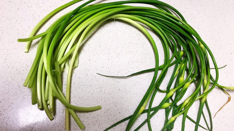 10分钟快手菜 鸡蛋炒蒜台,新蒜台又嫩又新鲜,清洗干净