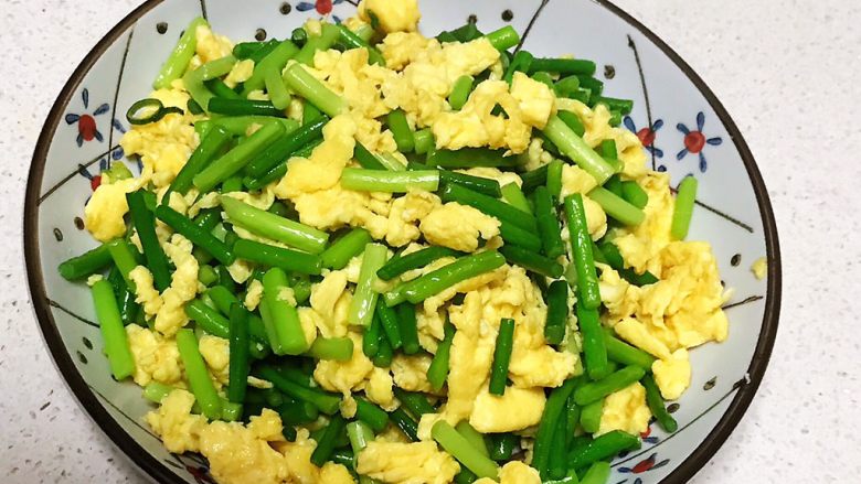 10分钟快手菜 鸡蛋炒蒜台,鸡蛋炒蒜台清淡爽口,营养丰富,好吃又好做~