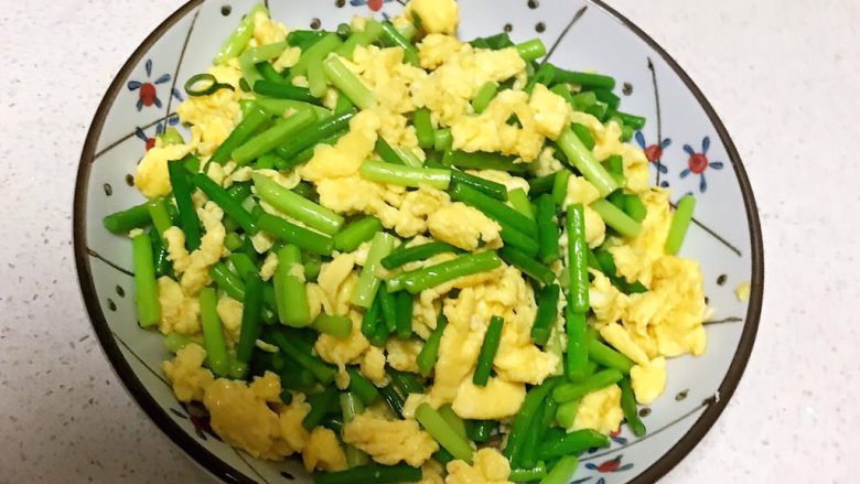 10分钟快手菜 鸡蛋炒蒜台,鸡蛋炒蒜台出锅了