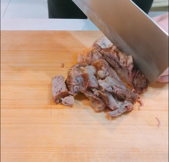 蔬菜牛肉,烹饪结束后,把大块牛肉拿出来改到刀成方便吃的小块,然后盛盘就好了~