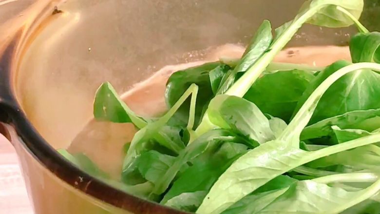 猪肉丸子汤,加入<a style='color:red;display:inline-block;' href='/shicai/ 6587'>鸡毛菜</a>(或其他青菜)