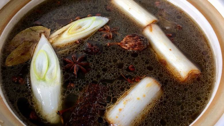 麻辣牛肉干丝,加入适量的水,大火烧开小火慢炖一个小时左右至9成熟