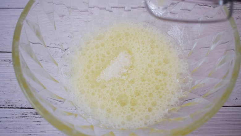 手指饼干,分三次加入白糖,继续用电动打蛋器打发至硬性发泡