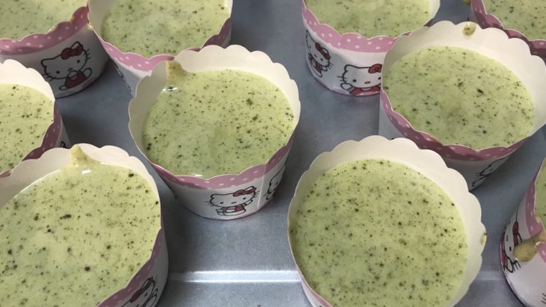 抹茶控必爱~纸杯抹茶蛋糕,用勺子或者裱花袋装入面糊,挤入模具纸杯即可,