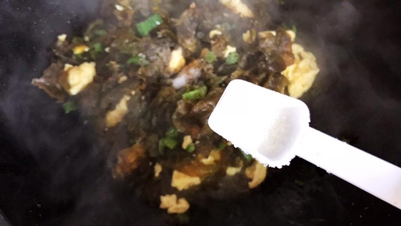 小尖椒鸡蛋炒地衣,加一小勺细砂糖,翻炒均匀即可