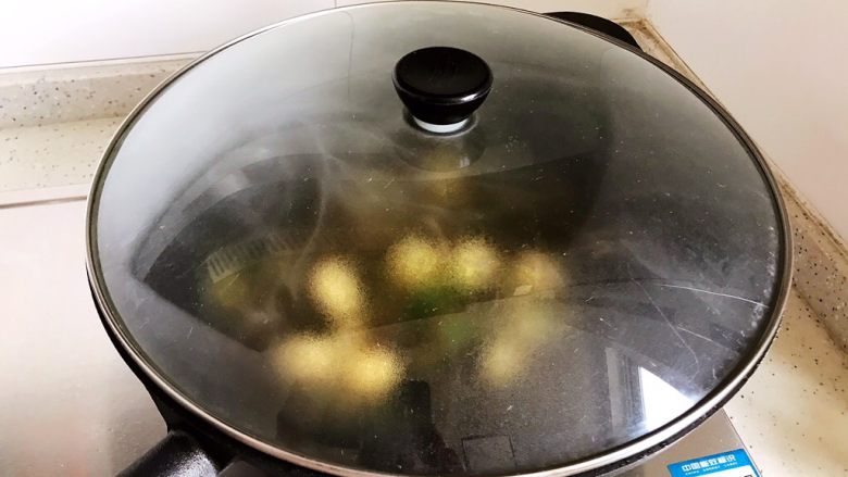 小尖椒鸡蛋炒地衣,翻炒均匀之后盖上锅盖,转小火焖煮2分钟