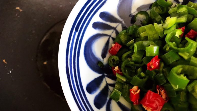 小尖椒鸡蛋炒地衣,锅内留底油,下辣椒