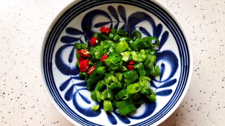 小尖椒鸡蛋炒地衣,小尖椒去蒂去籽洗净之后切碎,干红辣椒也一样