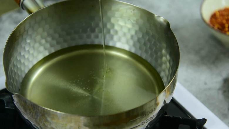 香辣的红油做法很简单,食用油倒入锅中加热,加热至冒烟关火。