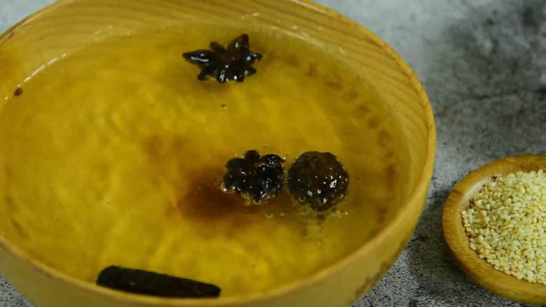 香辣的红油做法很简单,香料倒入碗中,倒入热油,静置30秒。
