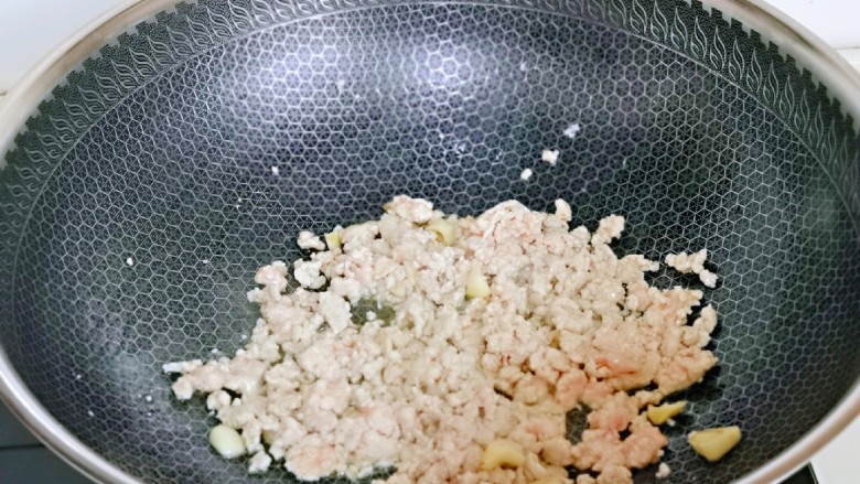 肉糜茄子打卤面,再加入肉糜煸炒至变色。