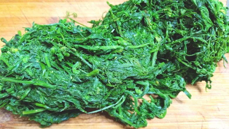 苕芽子野菜米饭,捞出过凉水,挤干水分