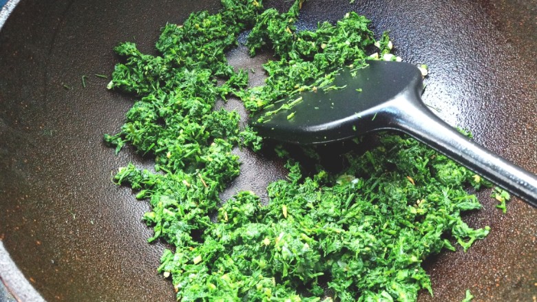 苕芽子野菜米饭,倒入苕芽子菜翻炒干水分,加入少许盐翻炒均匀