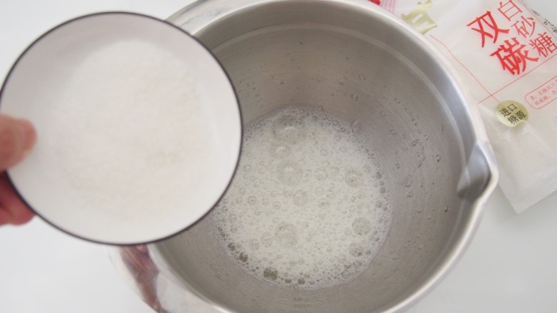 香橙蒸蛋糕,分两次加入细砂糖,打发至干性发泡
