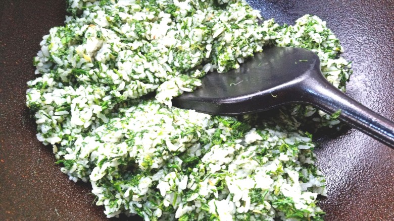 苕芽子野菜米饭,米饭和野菜翻拌均匀,出锅