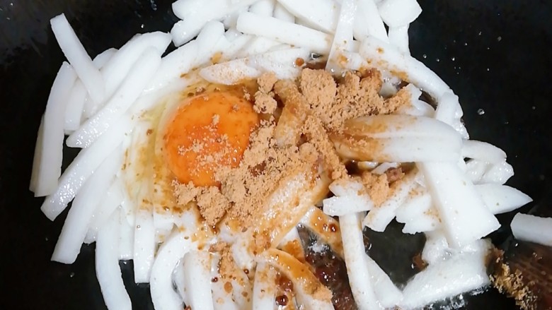 炒糕丝,下红糖,红糖和鸡蛋一起放